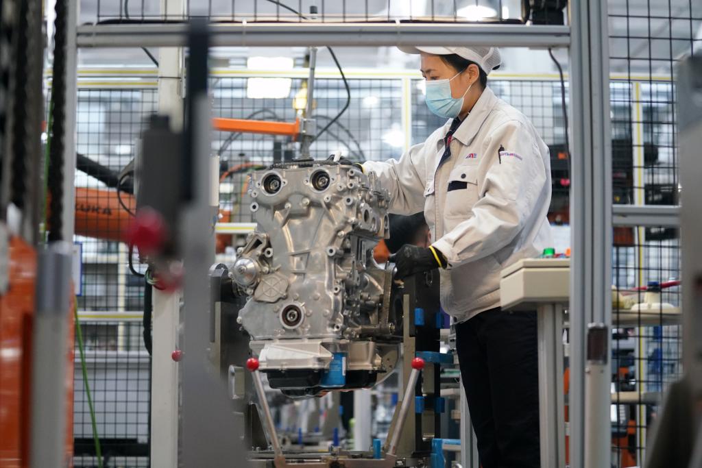 4月15日，在哈爾濱東安汽車(chē)動(dòng)力股份有限公司生產(chǎn)車(chē)間內，工人在生產(chǎn)作業(yè)。新華社記者 王建威 攝